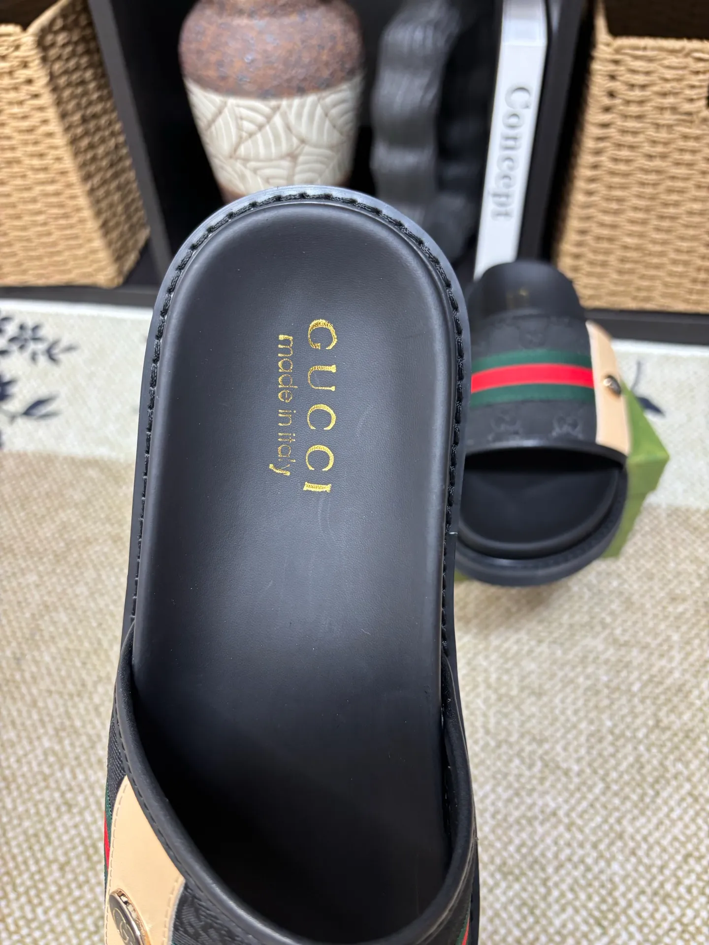 Factory 💰 300 yuan Gucci slippers] high-end men's shoes brand official website 1:1 latest masterpiece: original mold customization, the fabric is made of imported original materials, upgraded outsole, lighter and non-slip. The market's top quality, simple yet tasteful, a must-have for fashionistas, fashionable at your feet, full of confidence, the same style at the counter 👍The season of summer slippers is here. Code: 38-45 (45 customized)